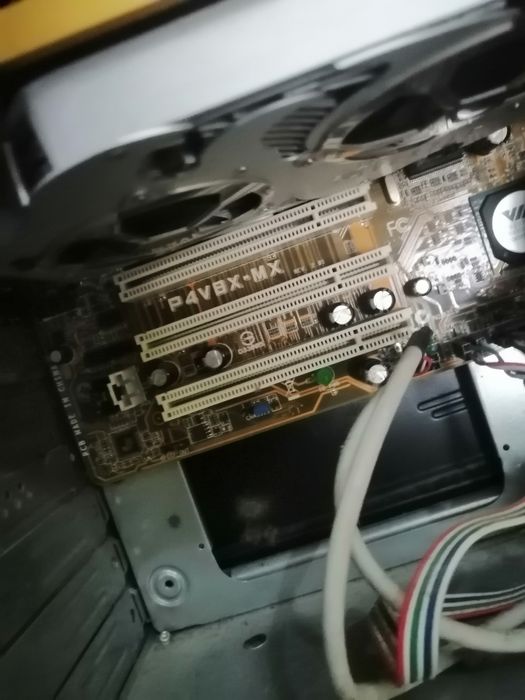 Vând calculator pentru piese piese originale  Windows XP