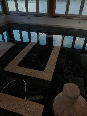 Șlefuim și lustruim marmură, travertin, granit și mozaic.