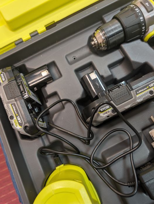 Mașină de găurit/înșurubat cu 2  acumulator + incarator RYOBI RPD18C1-