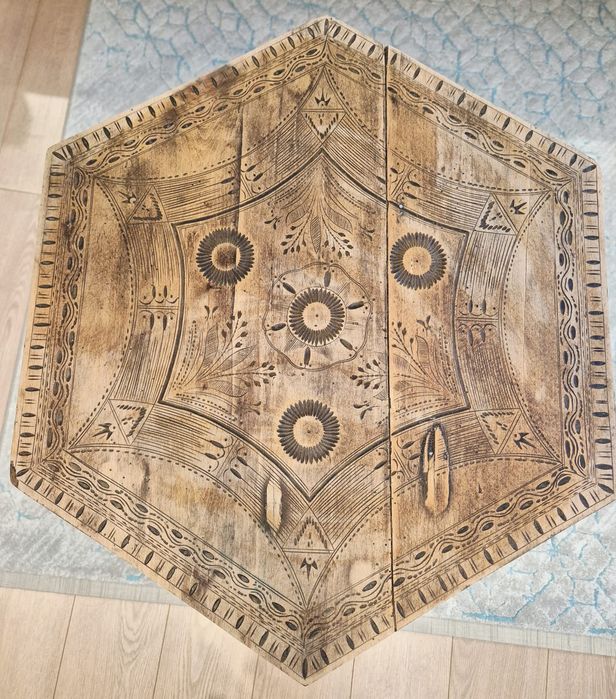 Superba masa saseasca, veche de zeci de ani, cu scaune