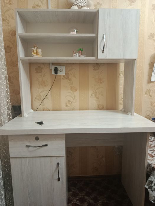 Продаётся письменный стол в бекобаде