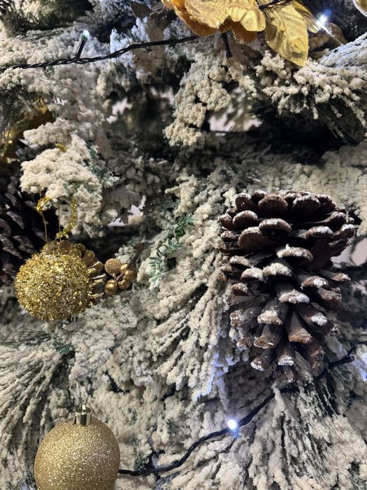 Елка со снегом (игрушки)