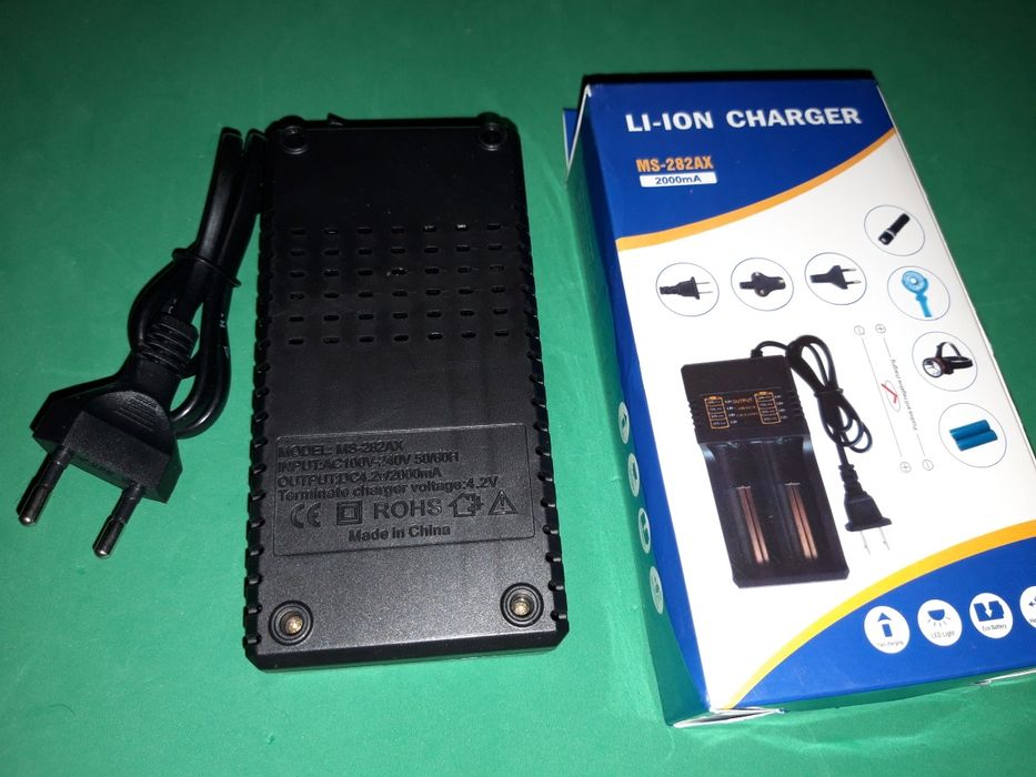 Incarcator universal Li-Ion pentru 2 acumulatori 18650, 26650 etc.