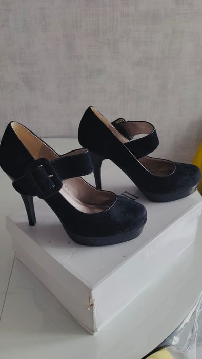 Продам босоножки туфли и сапожки