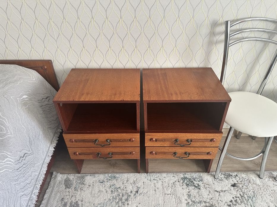 две тумбочки прикроватные