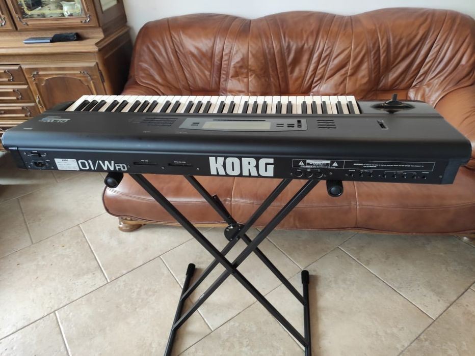 Синтизатор  KORG  01/Wfd