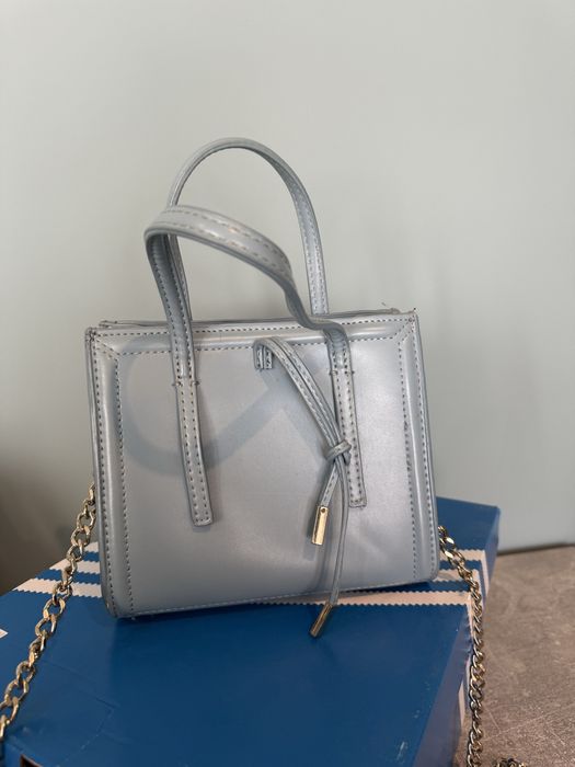 Синя чанта Zara.
