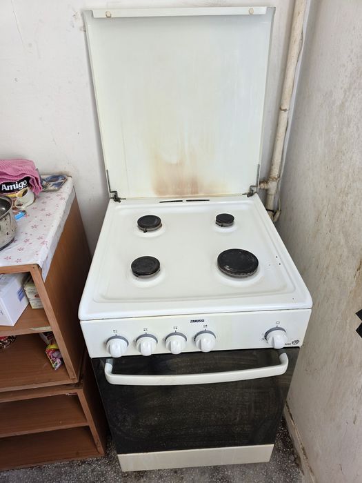 Urgent - Set  electrocasnice +  mobilea vintage din stejar – canapea, 2 fotolii, comodă, masă, frigider, aragaz, masina de spalat