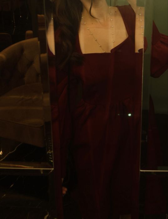 Бордовое платьес