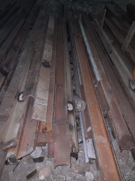 Продам уголок в городе