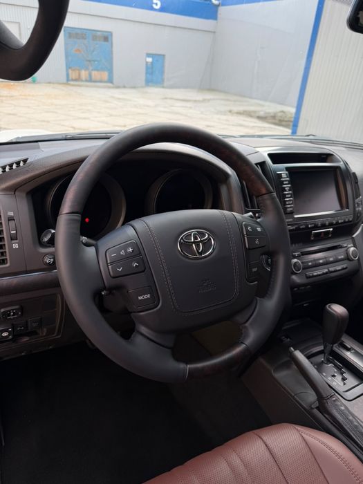 Продам Toyota Land Cruiser 200