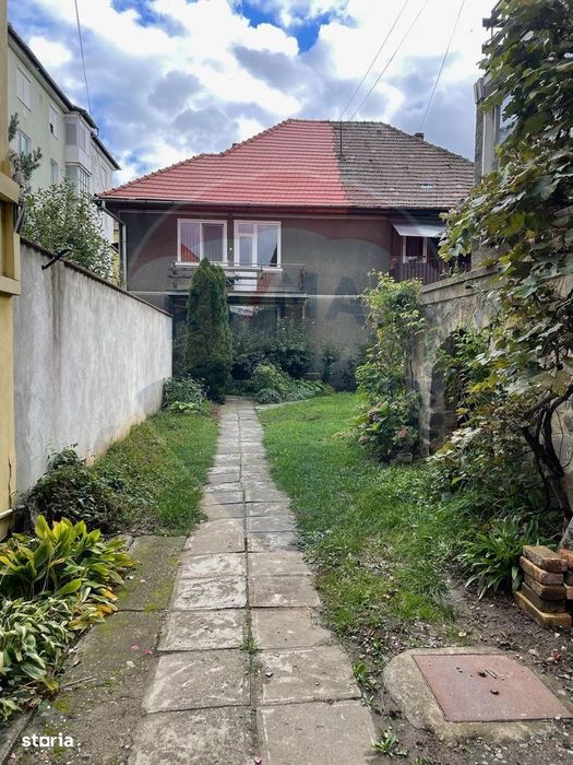 Casă duplex în centrul orasului, cu acces auto