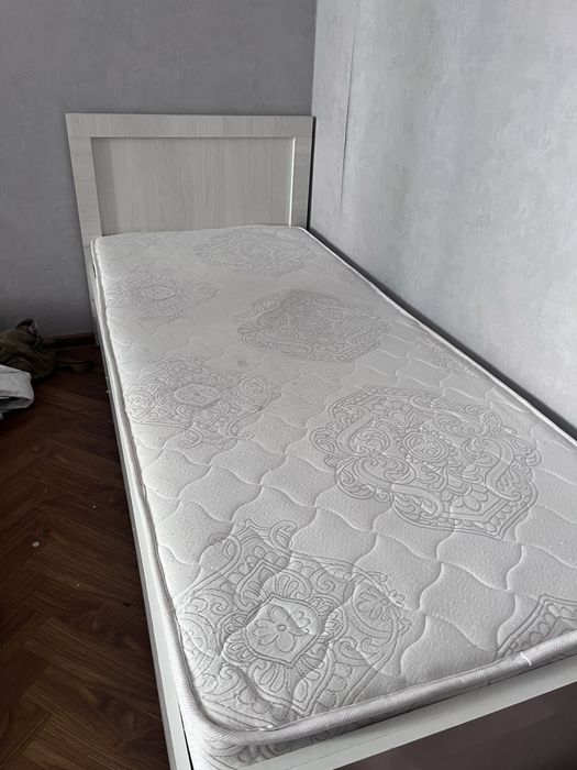 Кровать с матрасом