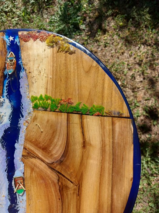 Masă handmade realizată din rășină epoxidică și lemn