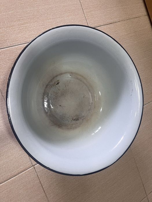 Продается эмалированный таз и алюм друшлаг