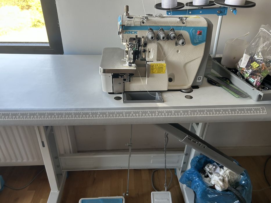 JACK E4S-04 – mașină de surfilat industrială Triplock, 2 ace – ca nouă