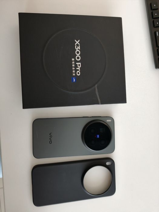 Продавам Vivo x300 pro 256