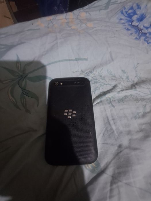 Продам телефон блек вери  в отличном состояний .