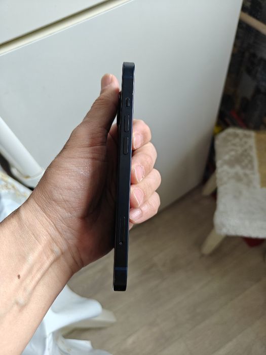 Продам IPhone 13