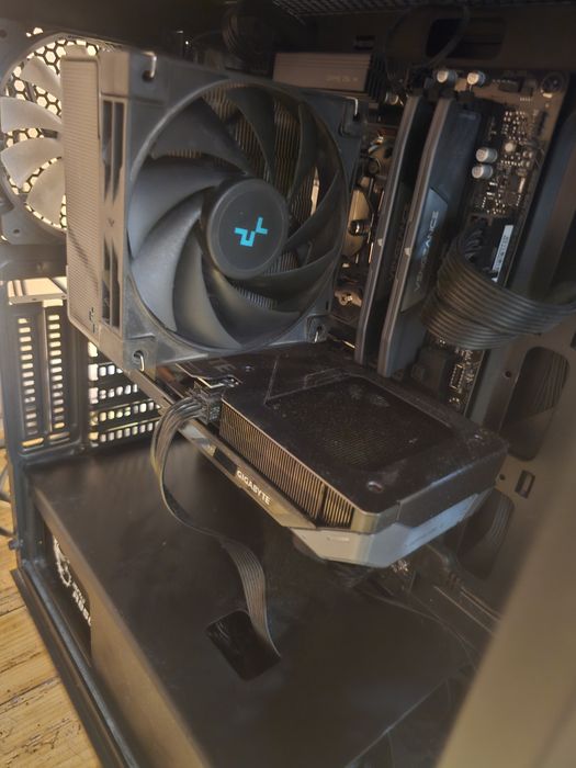 Геймърски компютър 9060XT 16GB/7800X3D/32GB RAM