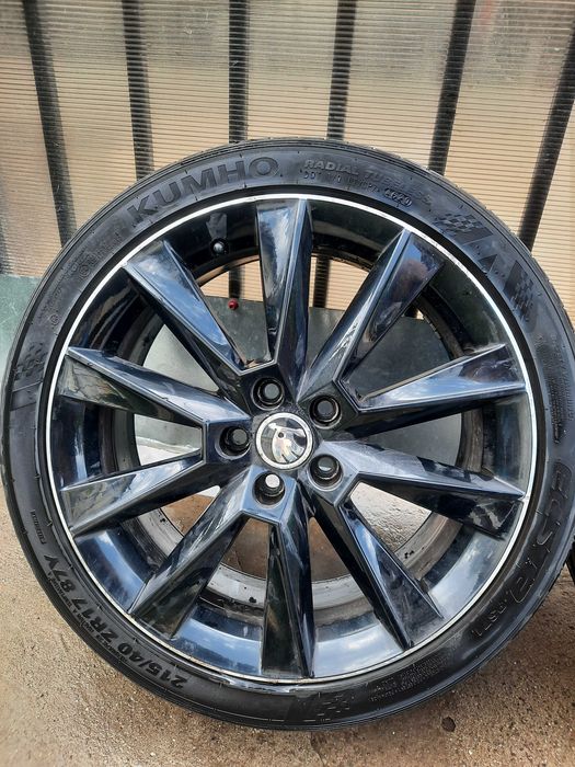 Jenți Skoda Rapid R17 distantă prezoane 100mm Dau cauciuc de 45 si de 40 cum se văd în poze.