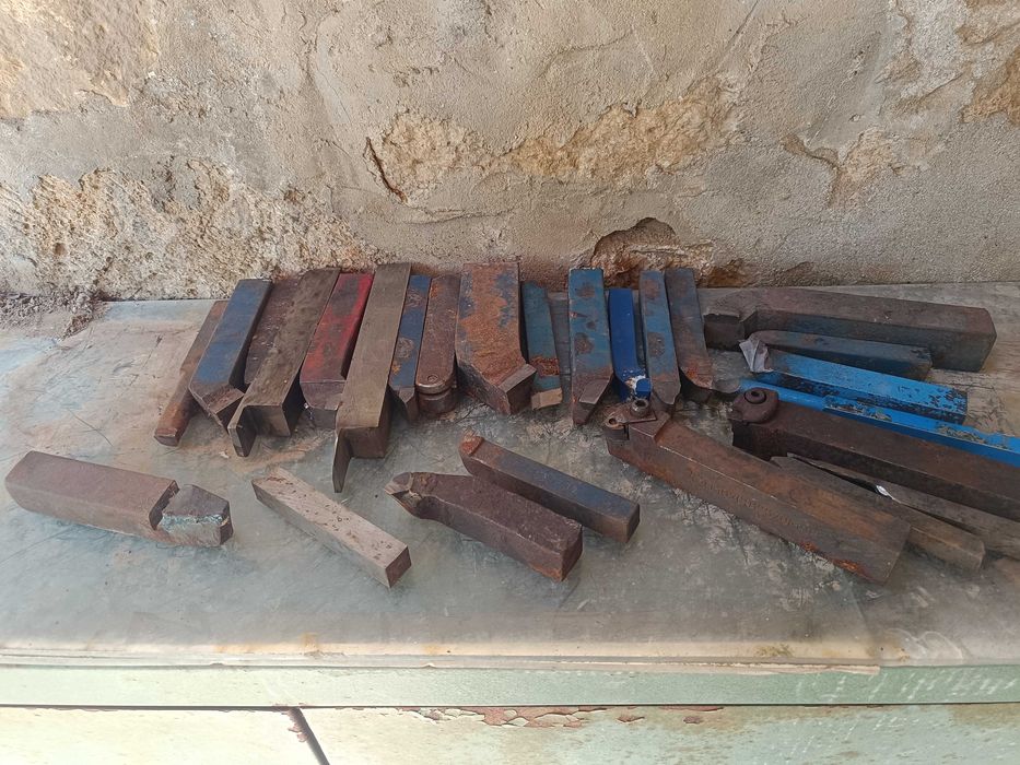 Продавам Свредла ,Райбери за метал ,Център и ножове за струг