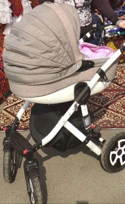 Коляска с люлькой для новорожденных