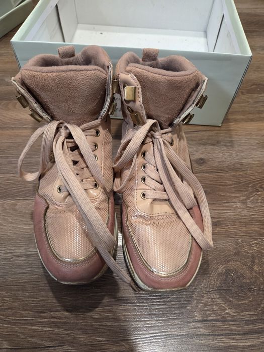 Дамски обувки различни видове