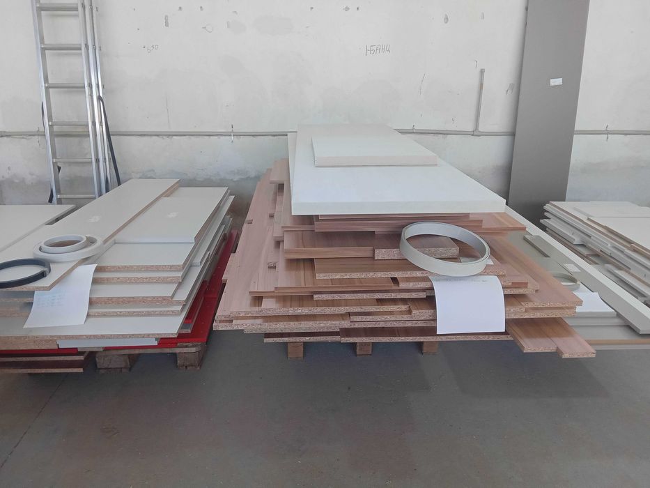 Разкрояване, кантиране и разпробиване на детайли за кухни по поръчка