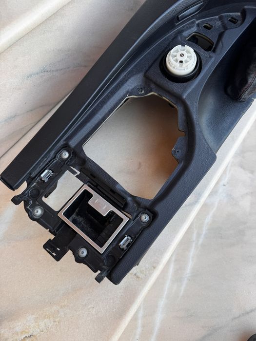 Cotieră BMW E60 E61 piele neagră – consolă centrală