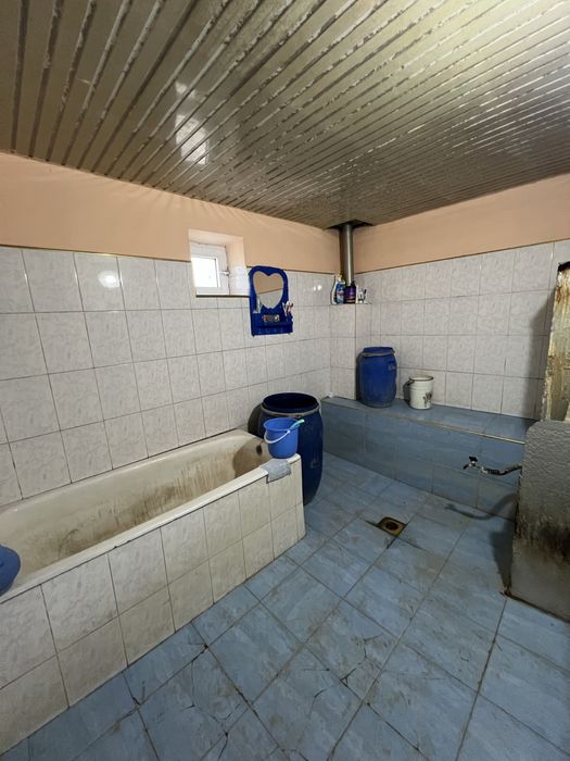 6 sutix uchastka sotiladi 1 ta oshxonasi 1 ta banyasi bor