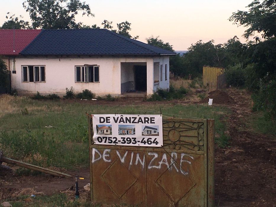 Vând casă în Șivița ,la șosea din cărămidă.Totodată construim și case după placul și proiectul cumpărătorului ,cu un avans de jumătate de preț.