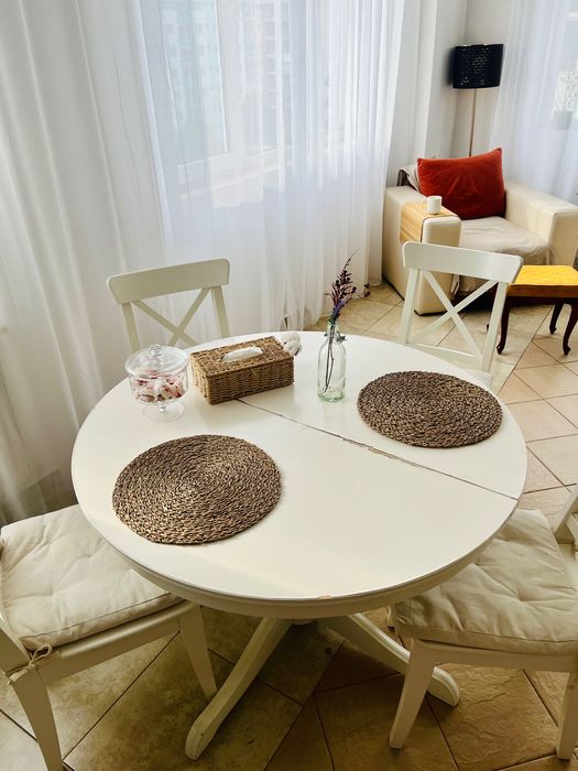 Masă dining extensibilă din lemn masiv + 4 scaune – stare foarte bună