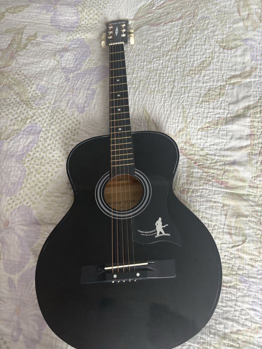 Продается хорошая гитара, практически новая.