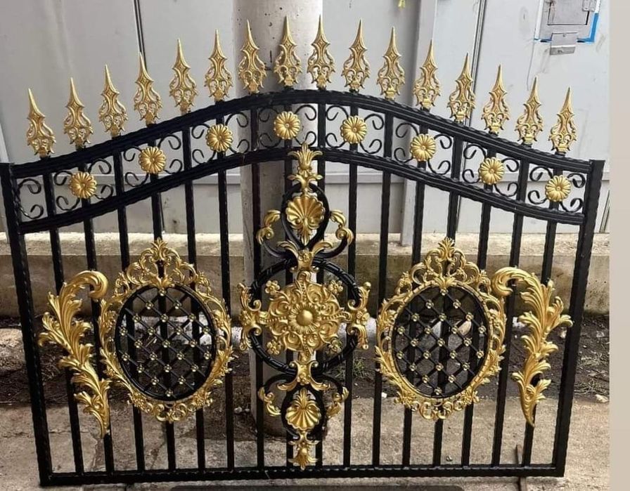 Porți, panouri de gard, balustrade din fier forjat și tablă decupată.