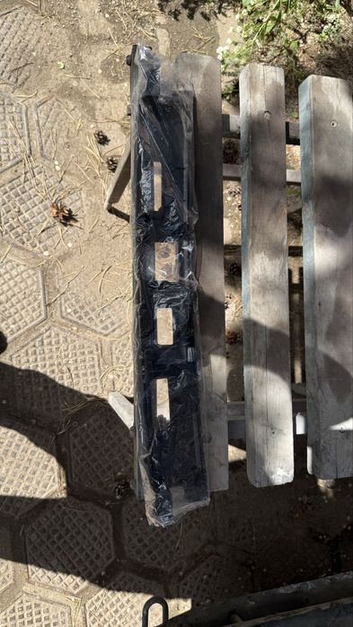 Продам накладку на дверь багажника на Geely Coolray