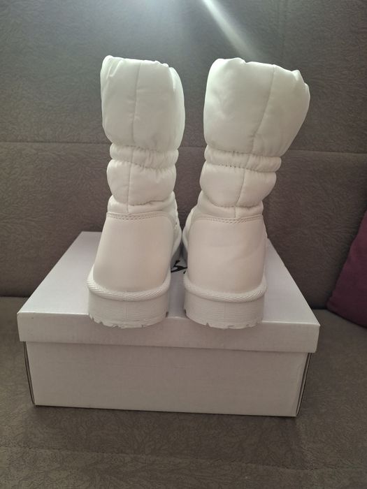 Дамски бели апрески 38 номер нови,с пух отвътре.