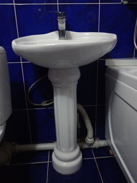 Раковина с ножкой для ванной