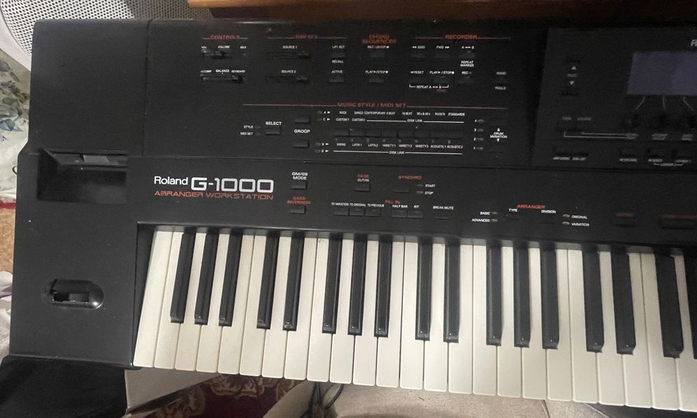 Orga Roland G-1000