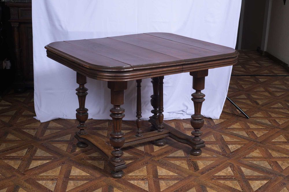 Masa din lemn masiv cu detalii sculptate