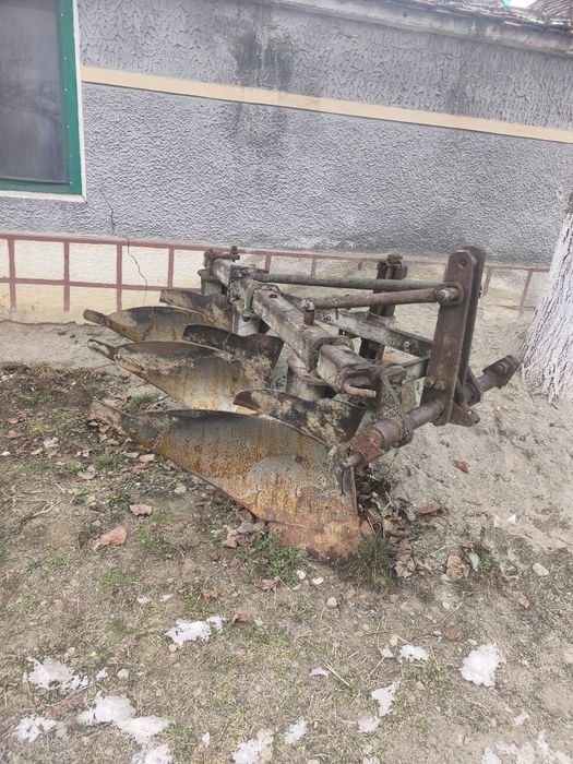 Vând plug cu 3 brăzdare