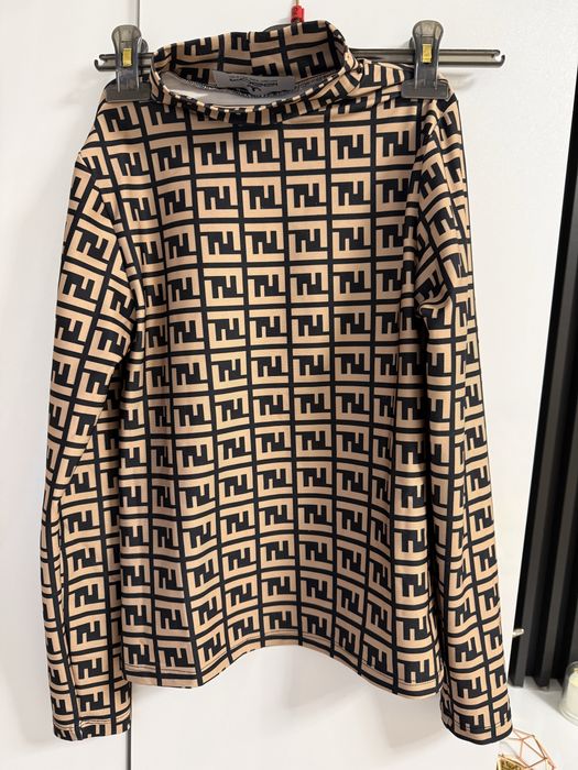 Bluza crem noua.  .