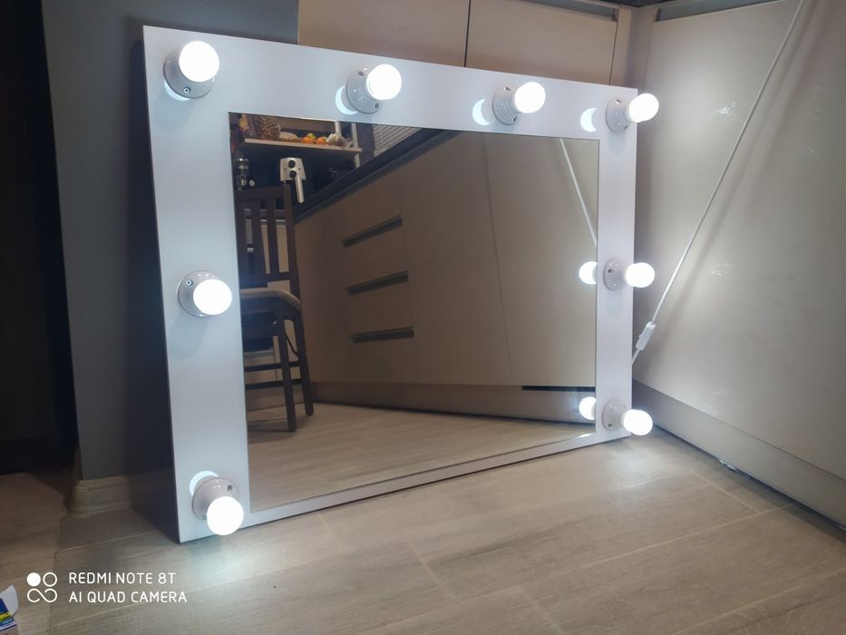 Огледало за грим с осветление