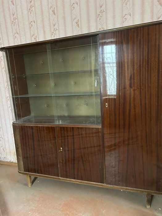 Продам антикварный сервант