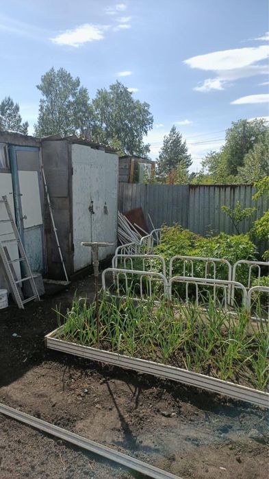 Дачный участок с постройками