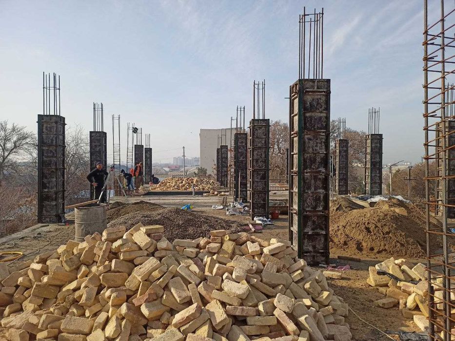 Продаются квартиры и магазины в центре Кагана вдоль дороги.