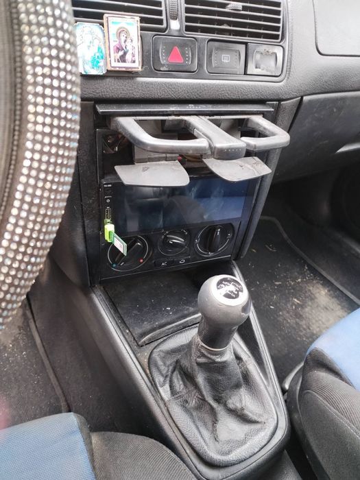 !!!НАПЪЛНО ОБСЛУЖЕН !!Продавам WV Голф 4  1,6/101 к.с /2000 г..