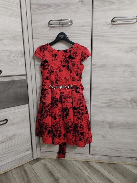 Красивое детское красное платье