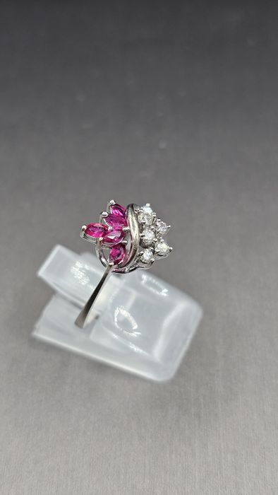 Винтидж пръстен 14K (585) бяло злато с естествени рубини и диаманти | 17мм