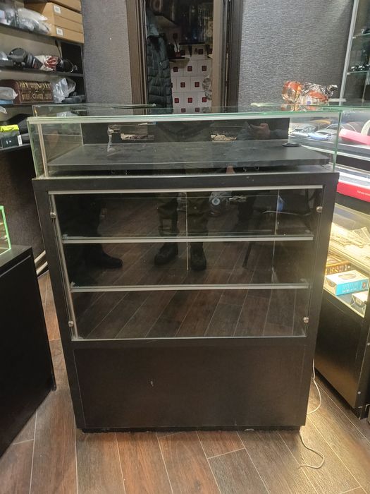 срочно продам витрины в магазин